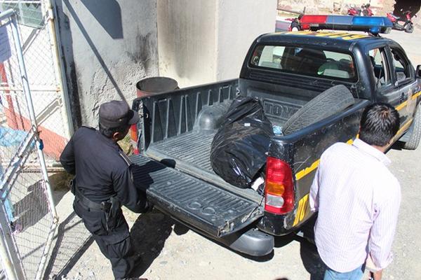 El cadáver fue llevado a la sede del Inacif. (Foto Prensa Libre: Mike Castillo)<br _mce_bogus="1"/>