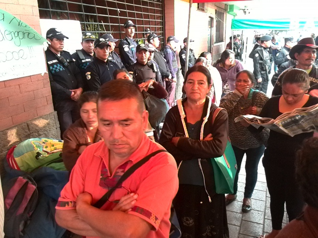Los manifestantes debieron habilitar el ingreso a la municipalidad de Villa Nueva debido a una orden de juez (Foto Prensa Libre: Estuardo Paredes)