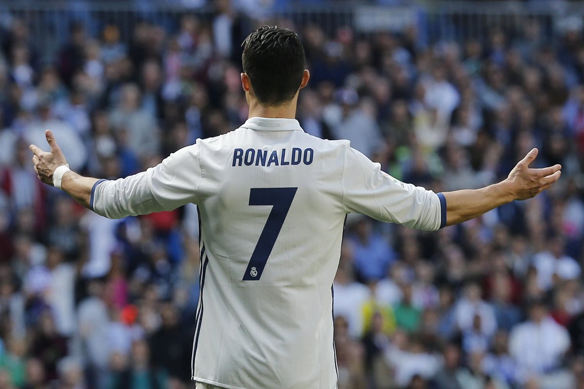 El delantero portugués del Real Madrid, Cristiano Ronaldo, en su partido contra el Deportivo Alavés correspondiente a la vigésima novena jornada de LaLiga Santander. (Foto Prensa Libre: EFE).