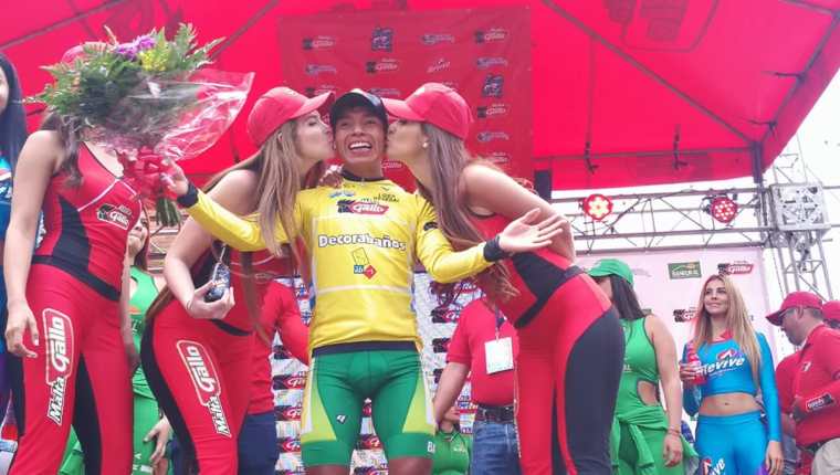 Alfredo Ajpacajá se vistió este jueves de líder de la Vuelta a Guatemala. (Foto Prensa Libre: Carlos Vicente).