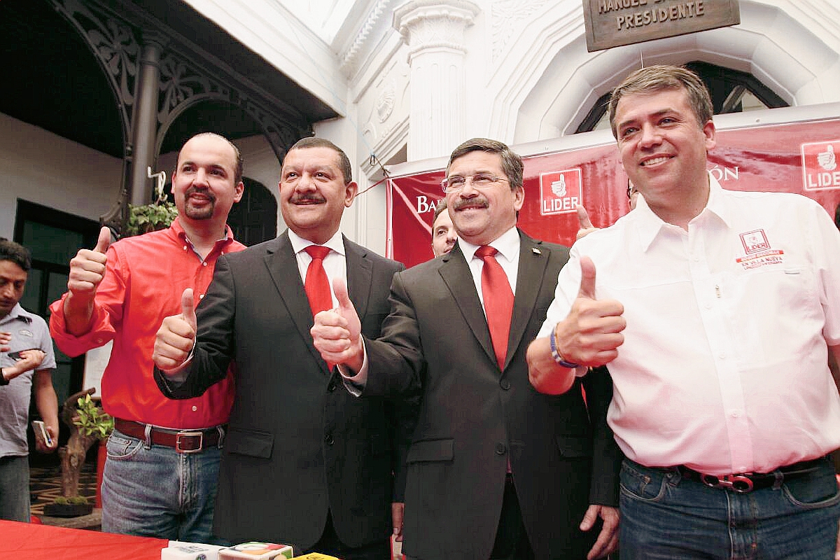 Antonio Coro (segundo de izquierda a derecha), tiene a su izquierda a Amilcar Rivera y a su derecha al candidato vicepresidencial del Líder Manuel Barquín, y Edwin Escobar (Foto: Erick Ávila)