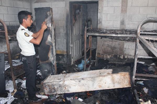 La sede policial fue saqueada e incendiada por  vecinos que culpaban a un policía por la desaparición de una menor.