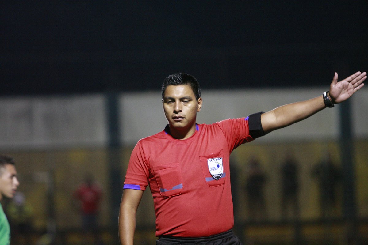 Bryan López tendrá a su cargo el juego entre Guastatoya y Comunicaciones. (Foto Prensa Libre: Hemeroteca PL)