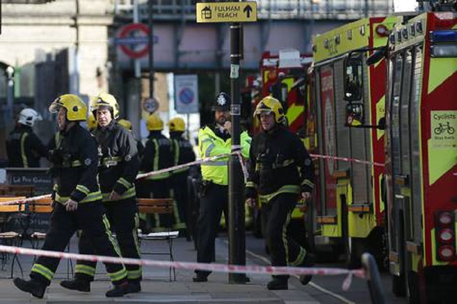 Varios pasajeros del metro de Londres sufren quemaduras por una explosión. (Foto Prensa Libre: EFE)