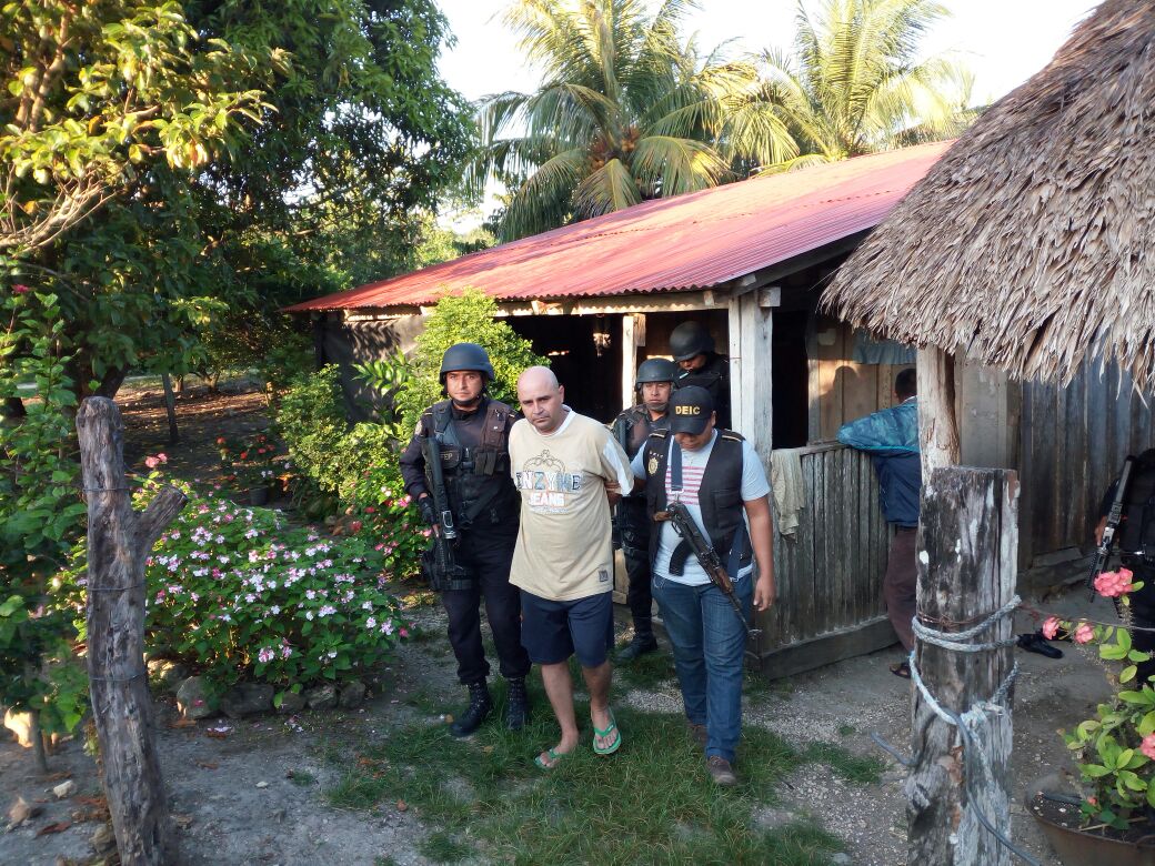 Ruano fue capturado durante un operativo de inspección y registro en el caserío El Aguacate en San Andrés. (Foto Prensa Libre: Rigoberto Escobar)