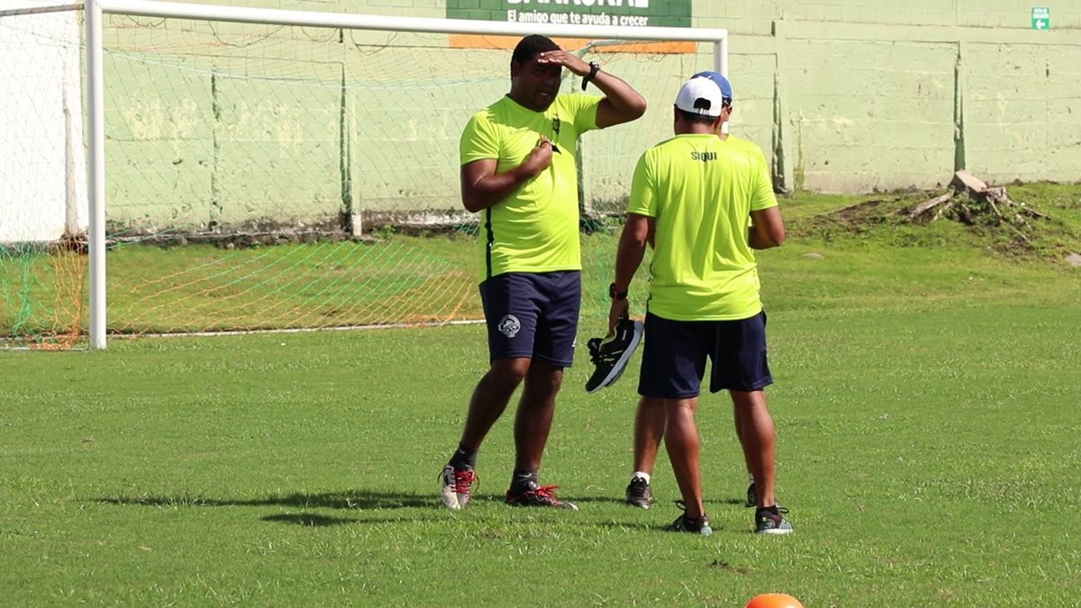Jairo Pérez se hará cargo del plantel naranjero luego de la salida de César Barcarcel. (Foto Prensa Libre: Carlos Paredes)