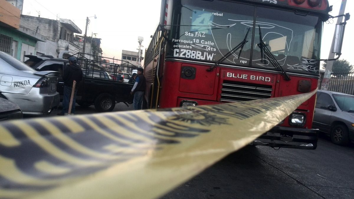 Un piloto de la ruta 4 fue atacado esta mañana en la Colonia Santa Faz, Chinautla. (Foto: Erick Ávila)