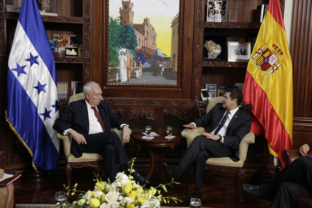 Juan Orlando Hernández, presidente de Honduras, junto al Ministro de Asuntos Exteriores y de Cooperación de España en funciones, José Manuel García-Margallo. (Foto Prensa Libre: EFE)