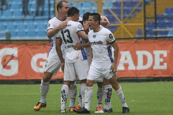 Con el empate los albos mantienen el liderato del torneo. (Foto Prensa Libre: Francisco Sánchez)