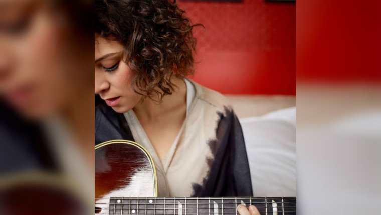 En su nuevo álbum, Gaby Moreno se hace acompañar de su fiel compañera la guitarra, que tiene protagonismo en cada una de las canciones de este álbum. (Foto Prensa Libre: José Leon)