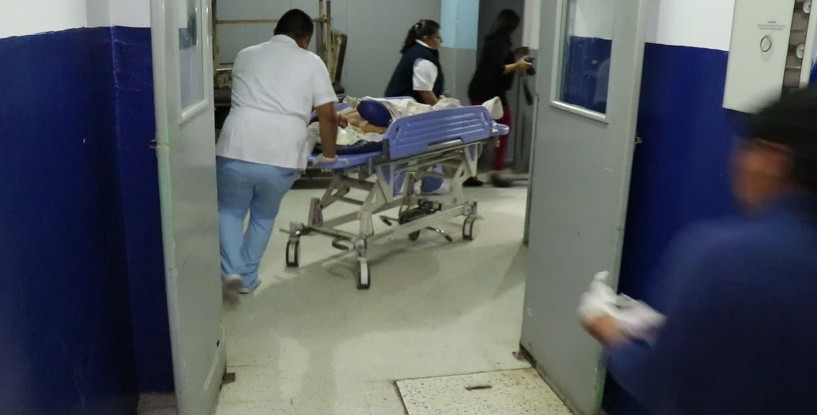 Uno de los adolescentes heridos es ingresado al Hospital Nacional de Jalapa. (Foto Prensa Libre: Hugo Oliva)