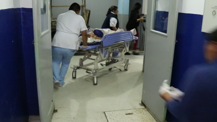 Uno de los adolescentes heridos es ingresado al Hospital Nacional de Jalapa. (Foto Prensa Libre: Hugo Oliva)