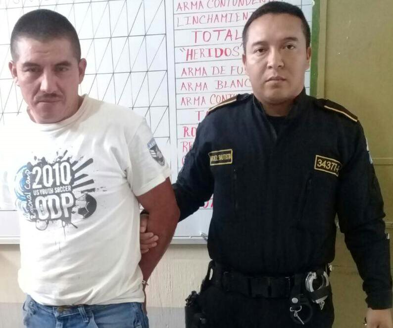 Ulmer Martínez Rivas, de 38 años, fue capturado cuando vecinos escucharon los gritos de la menor. (Foto Prensa Libre: Mike Castillo)