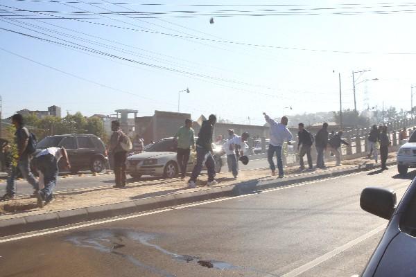 supuestos pilotos y ayudantes lanzan piedras contra  policías y unidades del Transurbano.