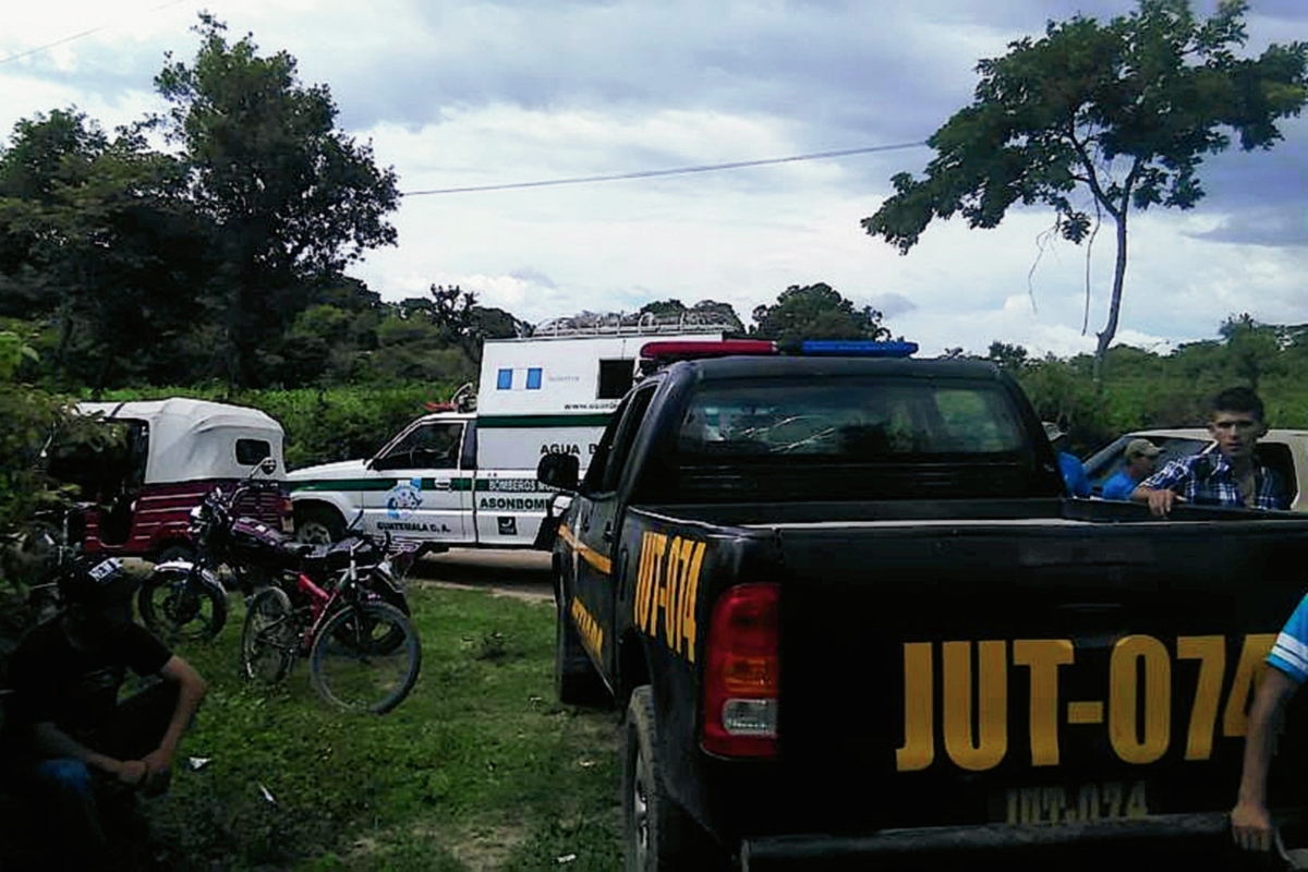Autoridades y vecinos observan el cadáver de Arturo de Jesús Roca Duarte, en la aldea La Tuna, de Agua Blanca, Jutiapa. (Foto Prensa Libre: Óscar González)