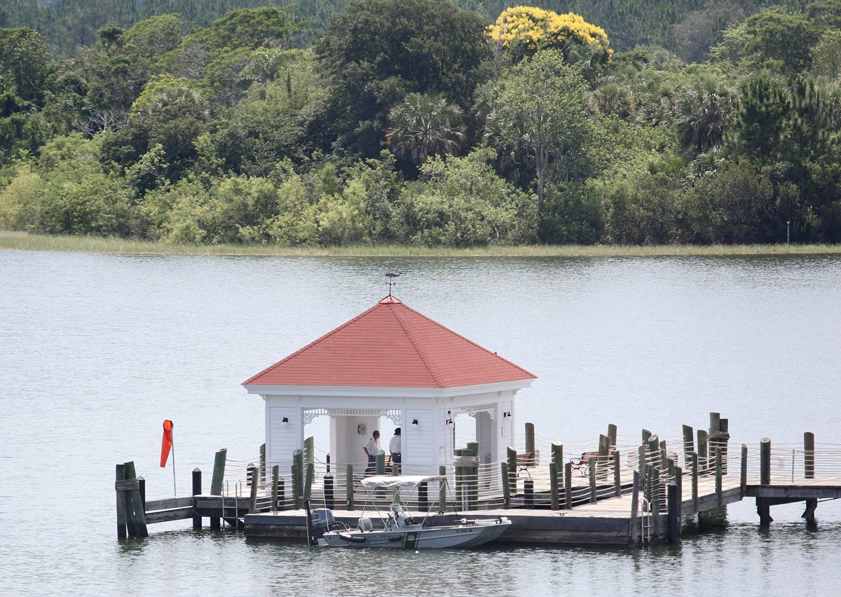 Un bote navega en las aguas de que rodean el hotel Gran Florida de Disney donde un caimán arrastró a un niño el martes por la noche. (Foto Prensa Libre: AFP).