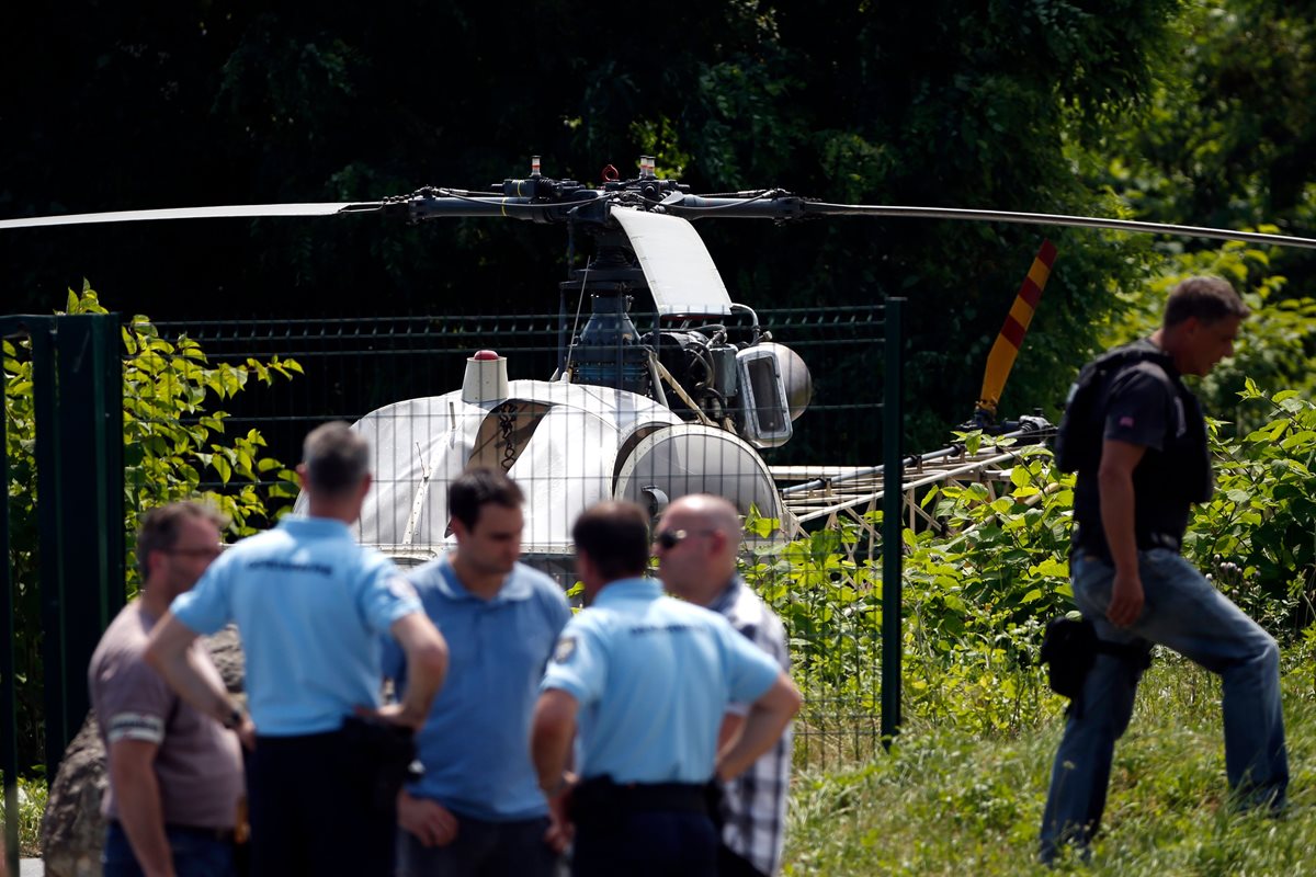 El peligroso reo Redoine Faïd escapó en helicóptero de una cárcel en Francia. La nave fue encontrada quemada. (Foto Prensa Libre: AFP)