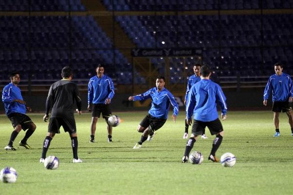 Los albos se trasladaron ayer al Mateo Flores, donde se entrenaron. (Foto Prensa Libre: Francisco Sánchez)