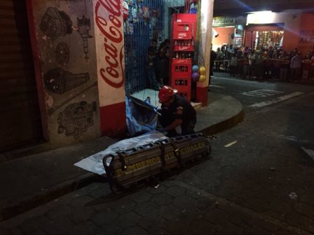 Un socorrista cubre el cadáver de una de las víctimas. (Foto Prensa Libre: CBM)