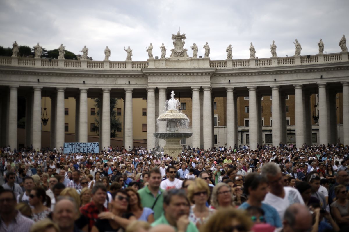 La Plaza de San Pedro en la Ciudad del Vaticano se llena de fieles que escucham la misa presidida por Francisco. (AFP)