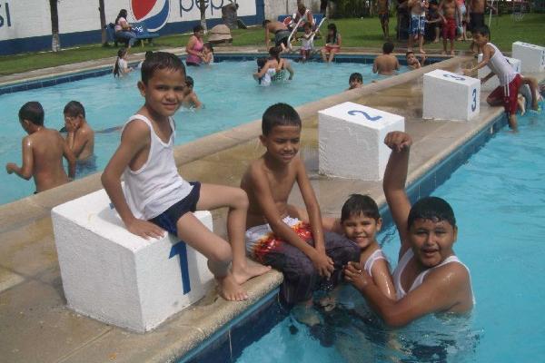 Un grupo  de niños disfruta del agua.