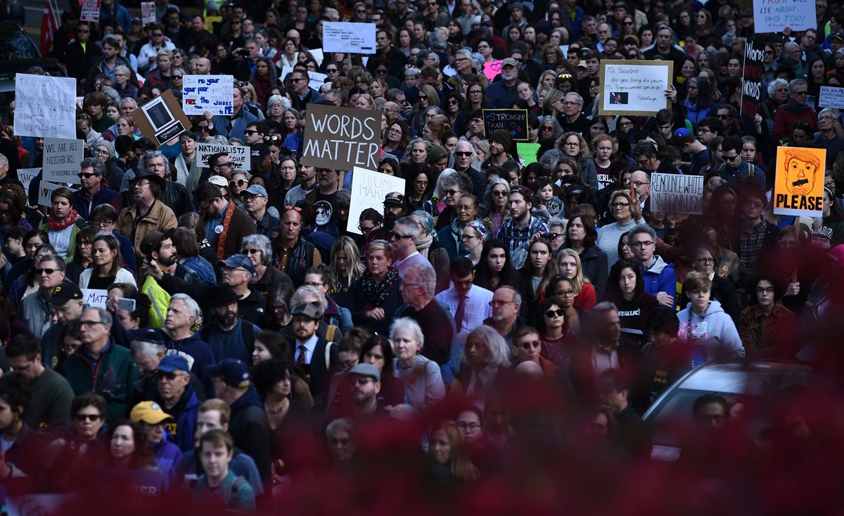 Cientos de personas protestan contra visita de Donald Trump en Pittsburgh, Pennsylvania. (Foto Prensa Libre: AFP)