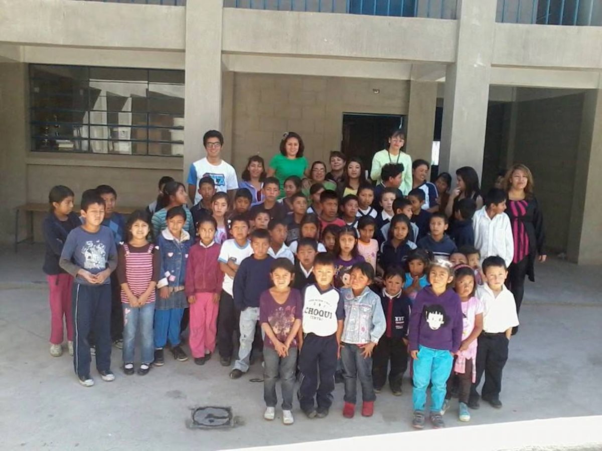 En el 2014 los voluntarios entregaron por primera vez los útiles, a niños de una escuela del Cantón Choquí. (Foto Prensa Libre: María José Longo)