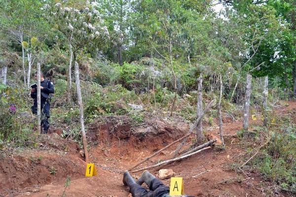 Autoridades reúnen evidencias en el lugar donde murieron de forma violenta padre e hijo, en San Agustín Acasaguastlán. (Foto Prensa Libre: Hugo Oliva) <br _mce_bogus="1"/>