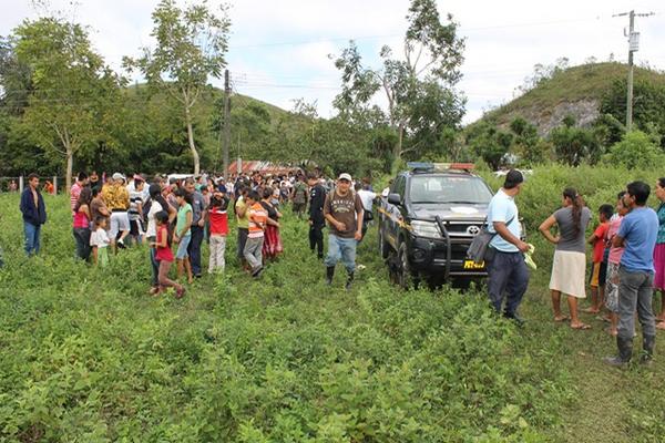 Las autoridades investigan la muerte de dos hombres en Poptún, Petén. (Foto Prensa Libre: Walfredo Obando)