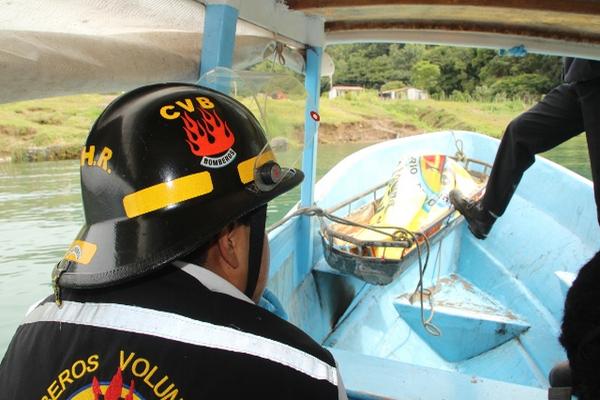 Bomberos trasladan el cadáver de la mujer que fue encontrada en el río kiscab, en Sololá. (Foto Prensa Libre: Ángel Julajuj)