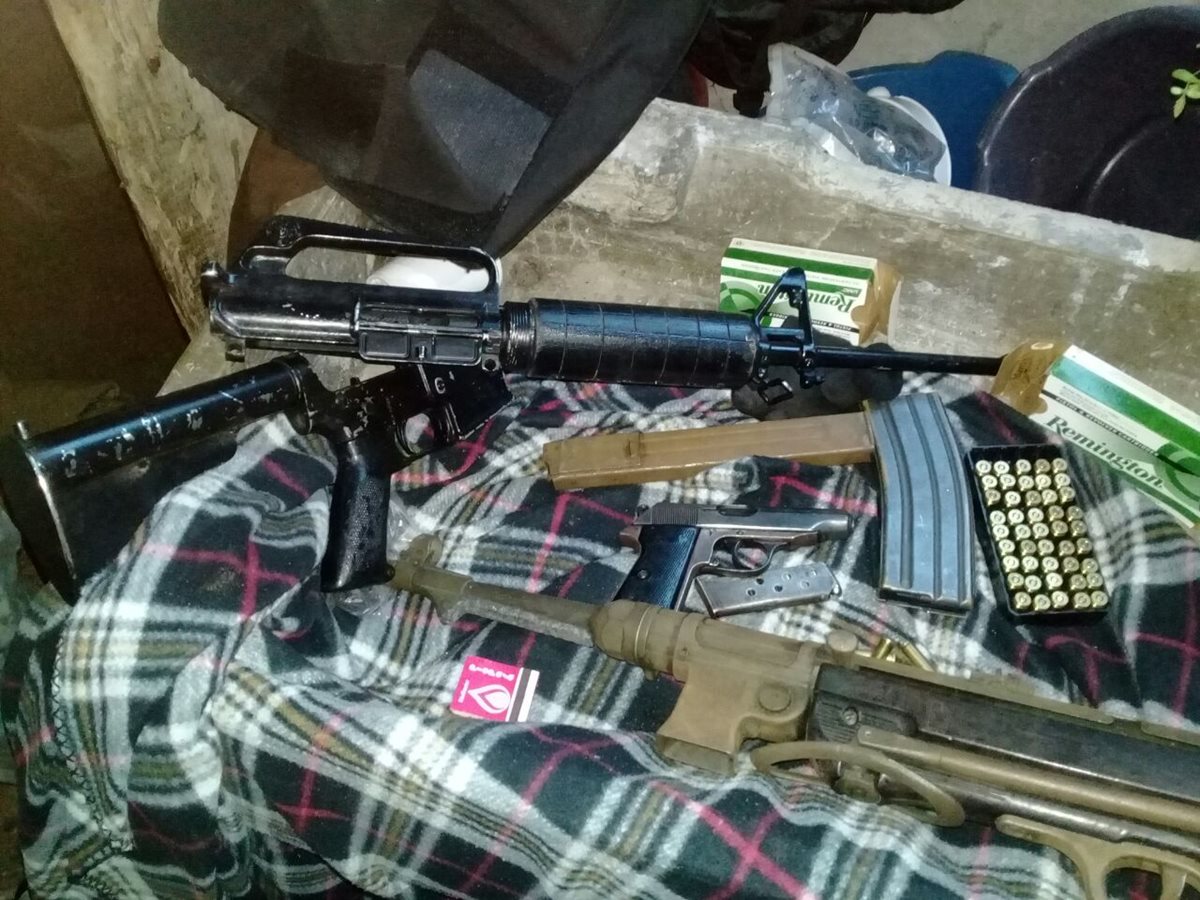 Autoridades localizaron armas en una vivienda en la colonia Mezquital, zona 12 de Villa Nueva. (Foto Prensa Libre: PNC)