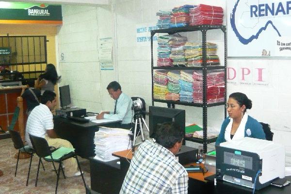 Personal de la cabecera departamental de San Marcos atiende a pobladores.