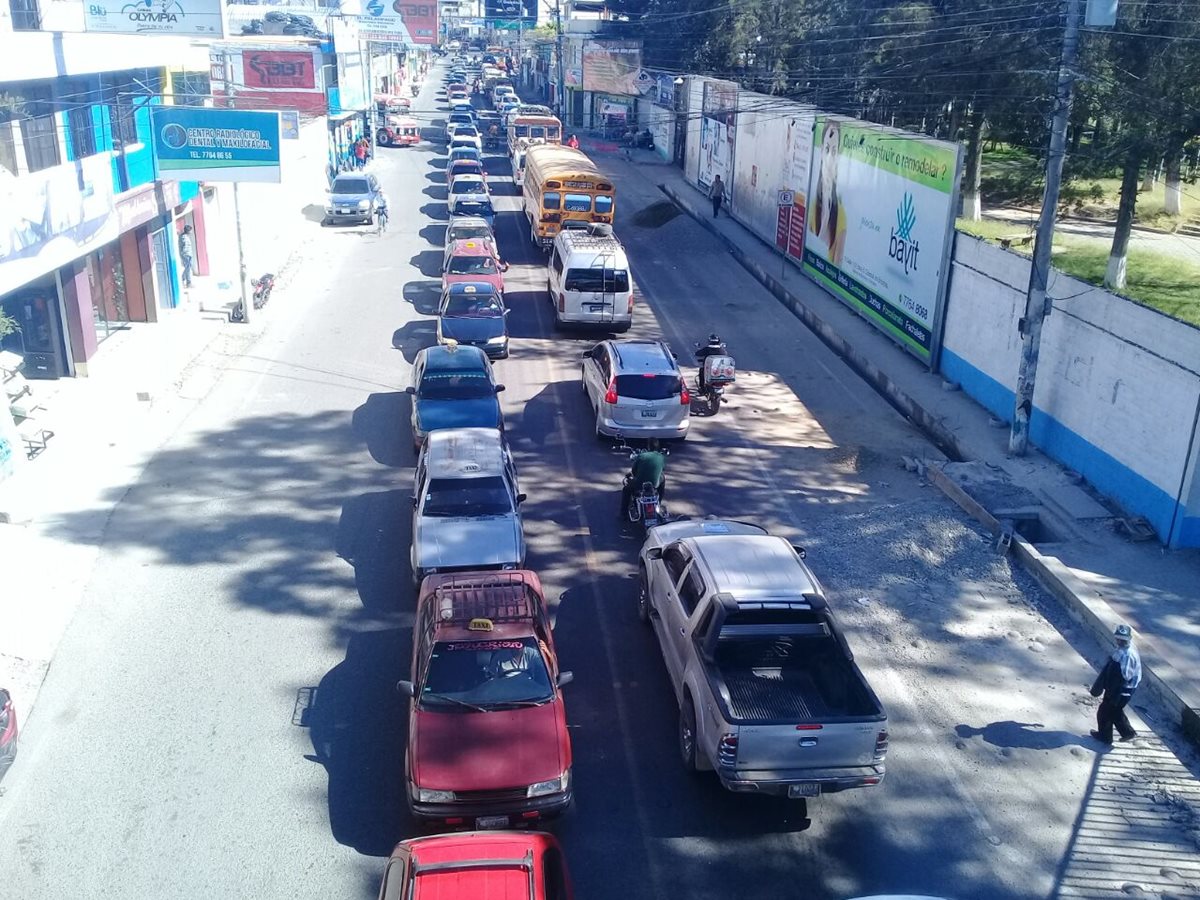 Caravana de taxista exige la reinstalación de ventas informales. (Foto Prensa Libre: Mike Castillo)
