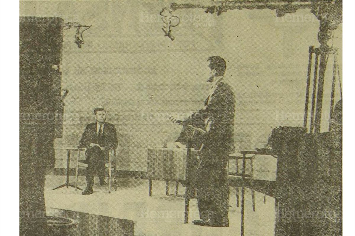 El senador John F. Kennedy (sentado) y el vicepresidente Richard M. Nixon (de píe) hablan a los votantes norteamericanos durante la primera de cuatro entrevistas televisadas y radiodifundidas de los dos candidatos presidenciales de los Estados Unidos  7/11/1960. (Foto: Hemeroteca PL)