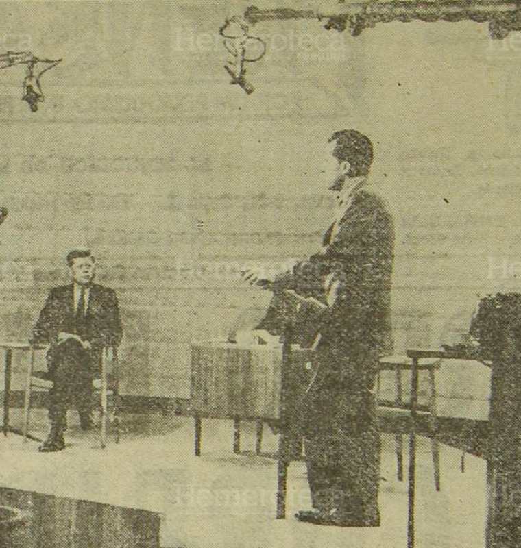 El senador John F. Kennedy (sentado) y el vicepresidente Richard M. Nixon (de píe) hablan a los votantes norteamericanos durante la primera de cuatro entrevistas televisadas y radiodifundidas de los dos candidatos presidenciales de los Estados Unidos  7/11/1960. (Foto: Hemeroteca PL)