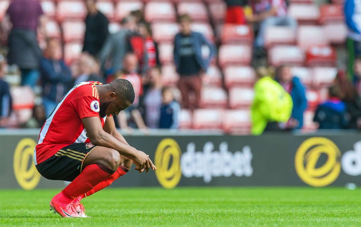 Victor Anichebe, del Sunderland, se muestra preocupado por la crítica situación de su equipo. (Foto Prensa Libre: EFE)