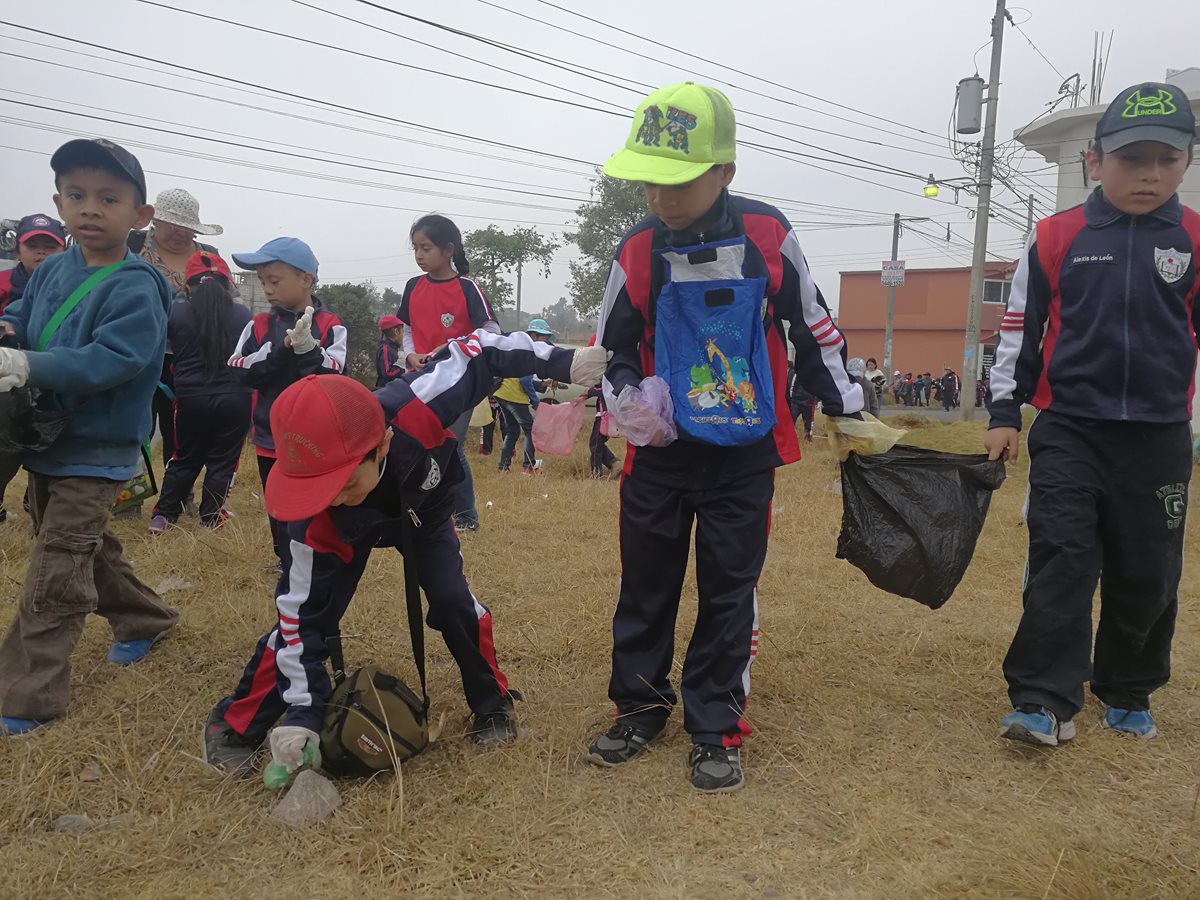 Niños de diferentes edades participaron en la actividad de limpieza.(Foto Prensa Libre: Fred Rivera)