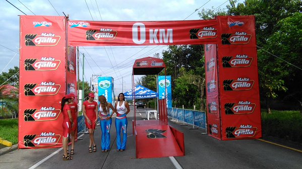 Las edecanes animan con su belleza en el punto de salida de la primera etapa de la Vuelta a Guatemala. (Foto Prensa Libre: Óscar Felipe)