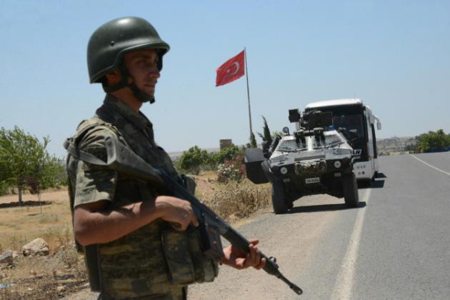 Un soldado turco vigilando el paso al punto de cruce de Mursitpinar, en Suruc. (Foto Prensa Libre: AFP)