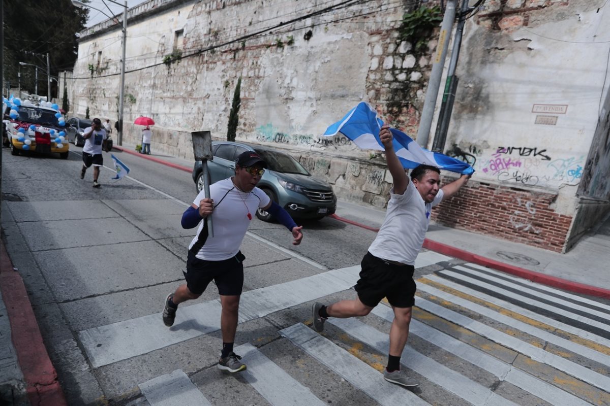 Grupos de jóvenes corren sobre la 7a. avenida de la zona 1 capitalina, luego de haber ido al Obelisco a traer el fuego patrio. (Foto Prensa Libre: Juan Diego Gaonzález)