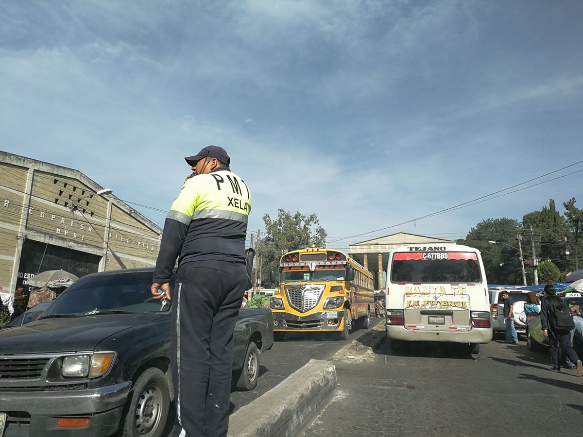 Agentes de la PMTQ hacen el llamado a los automovilistas quetzaltecos a tomar las recomendaciones viales. (Foto Prensa Libre: Raúl Juárez)