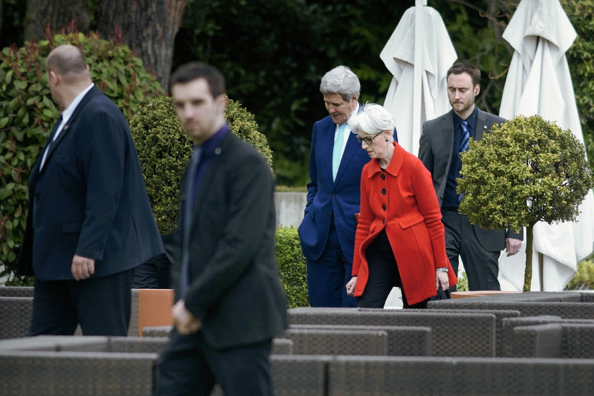 El secretario de Estado de EE. UU., John Kerry, (centro) y la secretaria de Políticas externas Wendy Sherman (segunda de la derecha) caminan en un área del hotel donde se desarrollaron las conversaciones. (Foto Prensa Libre: AFP).