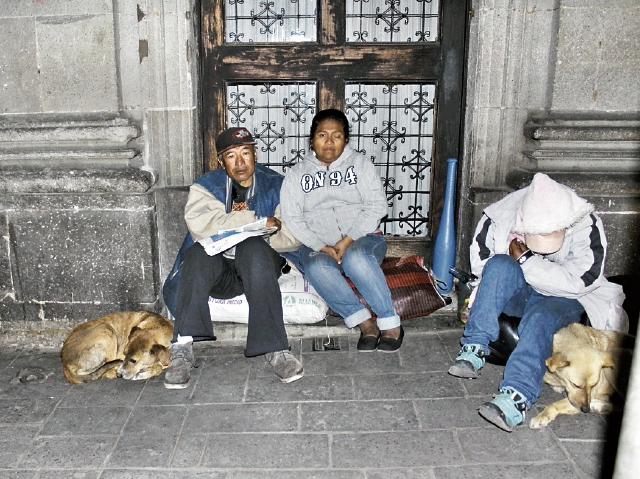 Adán Palacios y Yesenia Taracena pernoctan en una calle de la ciudad de Quetzaltenango, junto a otro indigente y dos perros. (Foto Prensa Libre: María José Longo)