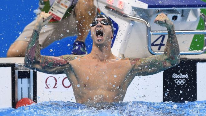 Un apoteósico Anthony Ervin segundos después de tocar la pared. (EPA)