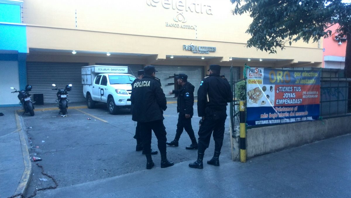 Un hombre muerto y otro herido fueron localizados adentro de una tienda de electrodomésticos en la zona 1 capitalina. (Foto Prensa Libre: Erick Ávila)