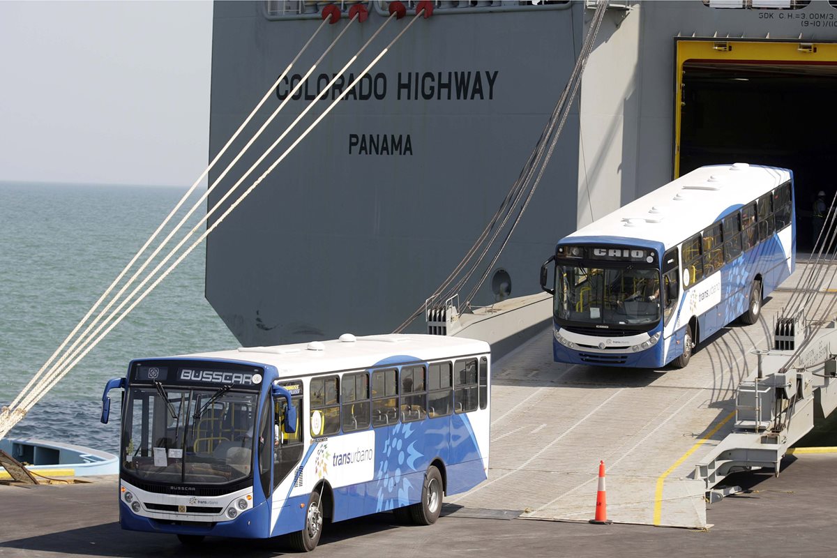 El compromiso de las empresas que operan el Transurbano era importar tres mil autobuses en el 2010, pero solo adquirieron 400. (Foto Prensa Libre: Hemeroteca)