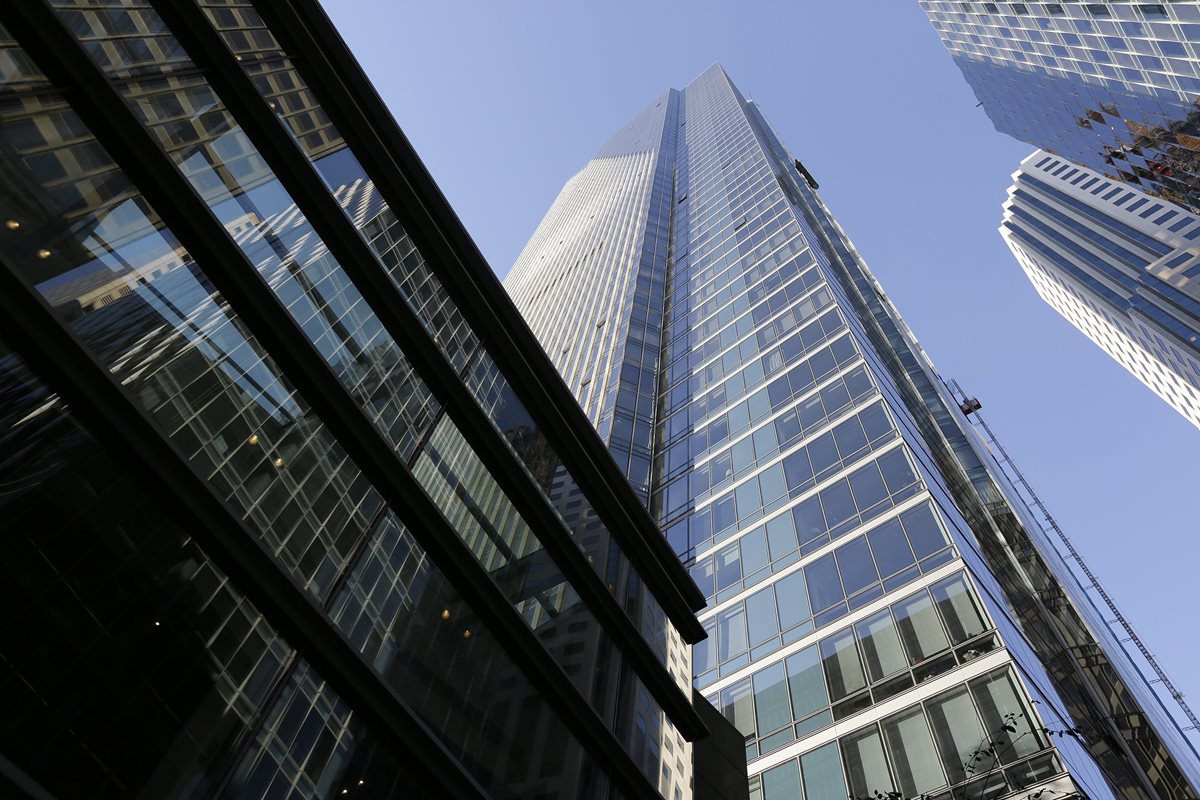 La "Millennium Tower" de San Francisco es conocida ahora como la "torre inclinada" aunque los propietarios aseguran que es ciento por ciento segura. (Foto Prensa Libre: AP).