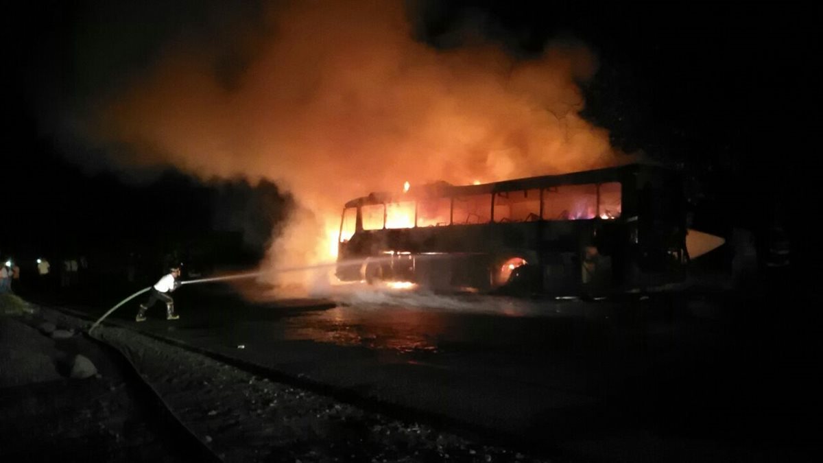 Fuego destruye bus en Santa Cruz Muluá. (Foto Prensa Libre: Cortesía).