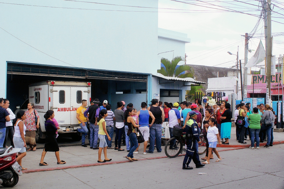 Vecinos de la cabecera de Jalapa se aglomeran en la emergencia del Hospital Nacional local, donde falleció una maestra, luego de un accidente en motocicleta. (Foto Prensa Libre: Hugo Oliva)
