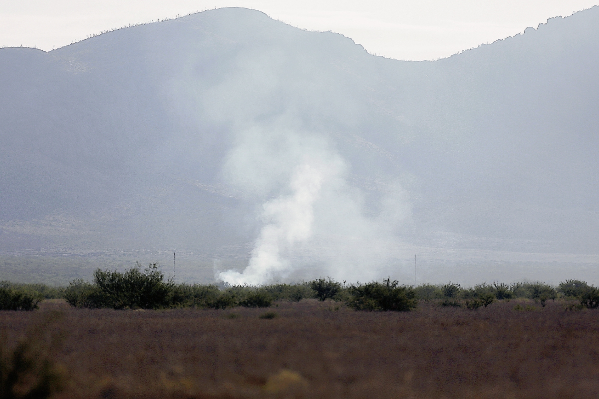 Una columna de huño se observa en el lugar donde estrelló el avión F-16 Fighting Falcon. (Foto Prensa Libre:AP)